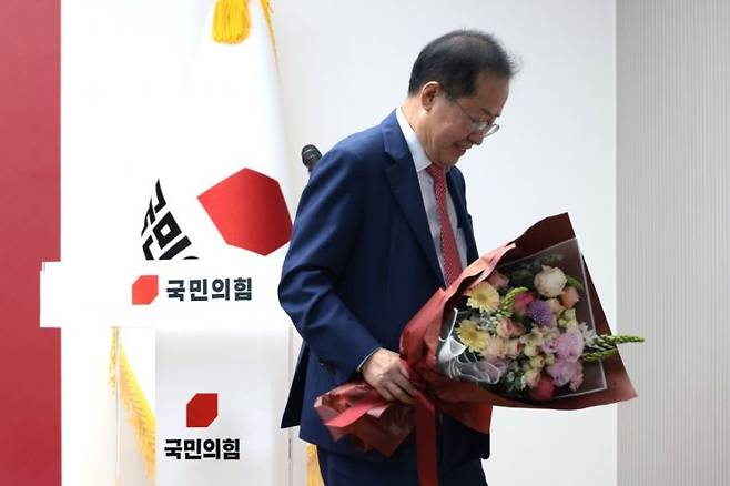 지난달 29일 서울 여의도 국민의힘 당사에서 열린 제21대 대통령 후보자 국민의힘 3차 경선 진출자 발표 행사에서 경선에 탈락 후 정계은퇴 의사를 밝힌 홍준표 후보가 기념촬영 무대에서 내려가고 있다. 연합뉴스