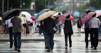 비오는 날 우산을 쓴 시민들이 이동하는 모습 연합뉴스
