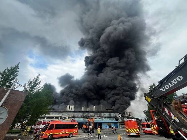 17일 오전 광주 광산구 금호타이어 공장에서 발생한 화재로 검은 연기가 하늘로 치솟고 있다. 송보현 기자