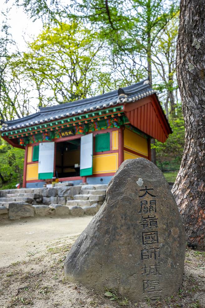 선자령 정상에서 4km쯤 떨어져 있는 '대관령 국사성황사'. 강릉 단오제의 서막을 알리는 의식이 열리는 곳이다. 아는 사람들만 아는 '선자령 지름길'이다. / 이신영 영상미디어 기자