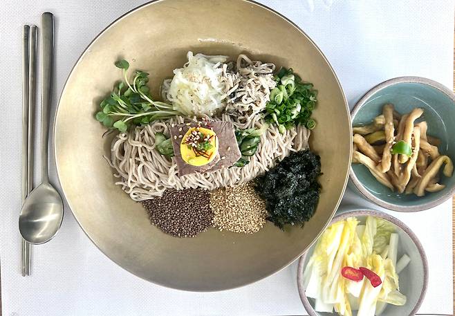 ‘한라산 아래 첫 마을 제주메밀식당’의 비비작작면은 오이, 버섯 등을 가늘게 채 쳐서 면과의 조화가 좋다. /윤혜자 제공