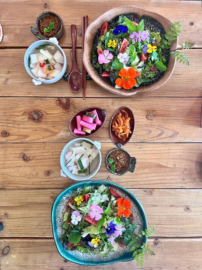 '채식카페 작은부엌'의 꽃비빔밥 /윤혜자 제공
