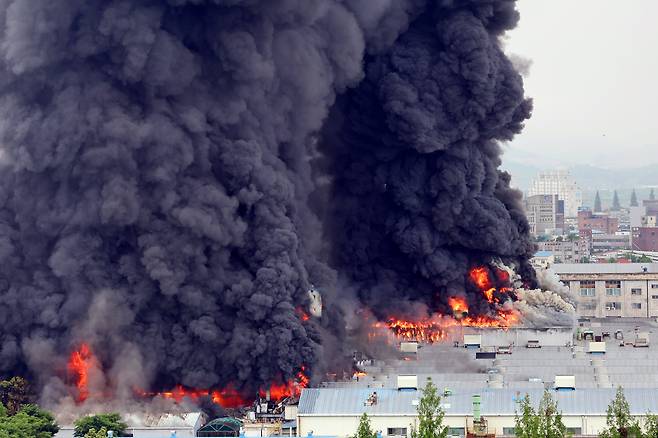 17일 오전 광주 광산구 송정동 금호타이어 광주공장에서 불이 나 검은 연기가 치솟고 있다./연합뉴스