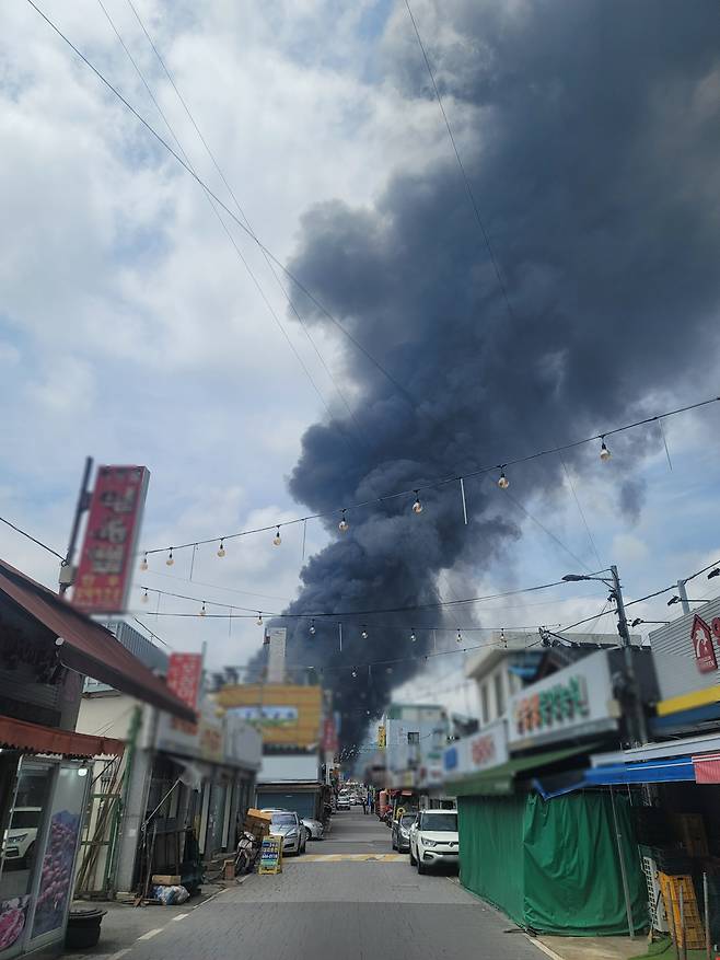 17일 광주광역시 광산구 금호타이어 광주공장 인근 상점가 너머로 검은 연기가 치솟고 있다. /진창일 기자