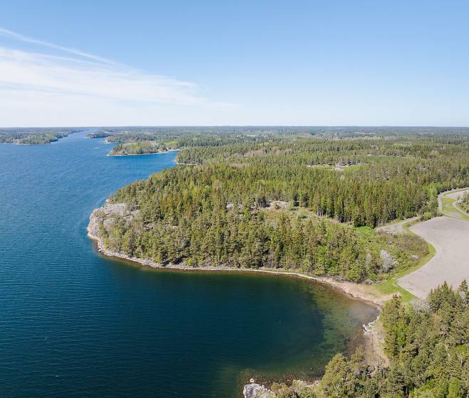 스웨덴의 민간 SMR 프로젝트 개발업체 칸풀넥스트(Kärnfull Next)가 2024년 7월, 두 번째 SMR 부지로 확보한 발데마르스비크(Valdemarsvik) 인근 해안 지역. 스톡홀름에서 남서쪽으로 약 160km 떨어져 있다./칸풀넥스트 제공