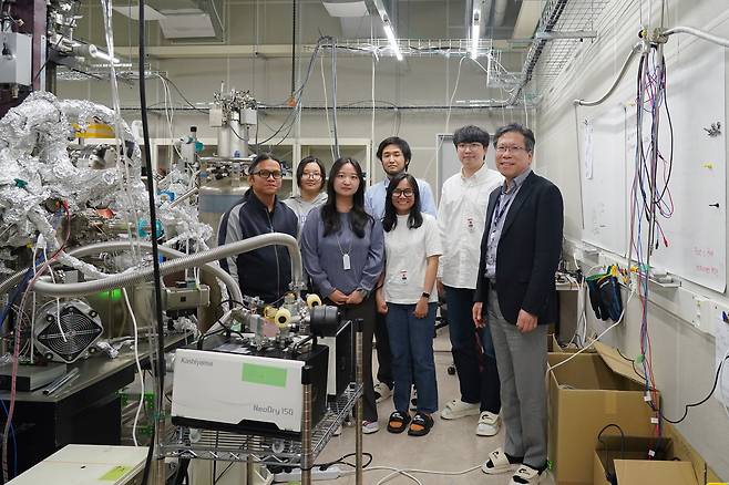 IBS 양자변환연구단 연구진. 김유수 단장은 새로운 해결책을 찾고 연구의 확장성을 늘리기 위해 일부러 다국적 연구자를 모아 연구단을 꾸렸다고 설명했다./GIST