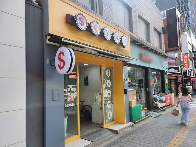 서울 중구에 위치한 한 환전소. 최근 남대문 시장이나 동대문 일부 상인들은 테더를 이용해 자금을 유통한다. 이렇게 하면 은행을 통해 환전하지 않고도 쉽고 빠르게 현금으로 바꿀 수 있다. /김관래 기자