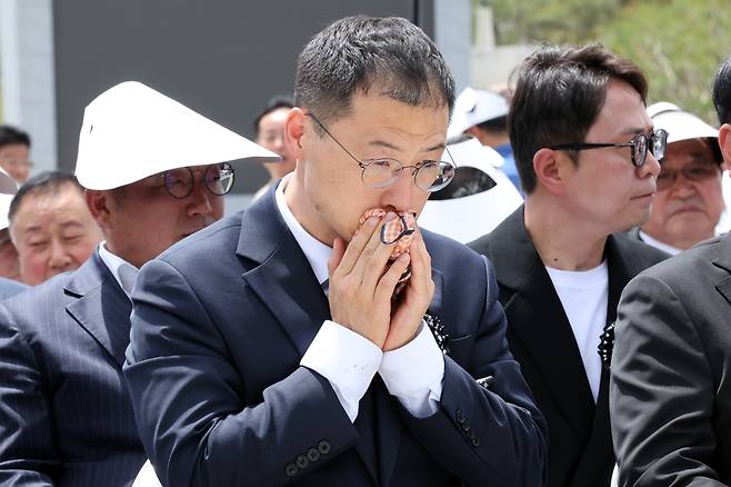 5·18민주화운동 45주년을 하루 앞둔 17일 국민의힘을 탈당한 김상욱 무소속 의원이 광주 북구 운정동 국립5·18민주묘지에서 열린 5·18추모제에서 추모공연을 보며 눈물을 닦고 있다. /연합뉴스