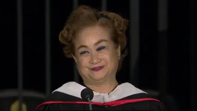 이미경 CJ 부회장이 16일(현지시각) 미국 LA 서던캘리포니아대(USC) 영화예술학교(School of Cinematic Arts) 졸업식에서 연설하고 있다. / USC 유튜브 채널 캡처.