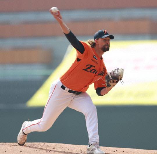 한화는 17일 대전 한화생명 볼파크에서 열린 '2025 신한 SOL 뱅크 KBO리그' SSG 랜더스와의 더블헤더 2차전에서 5대2로 역전패를 했다.대전일보 DB