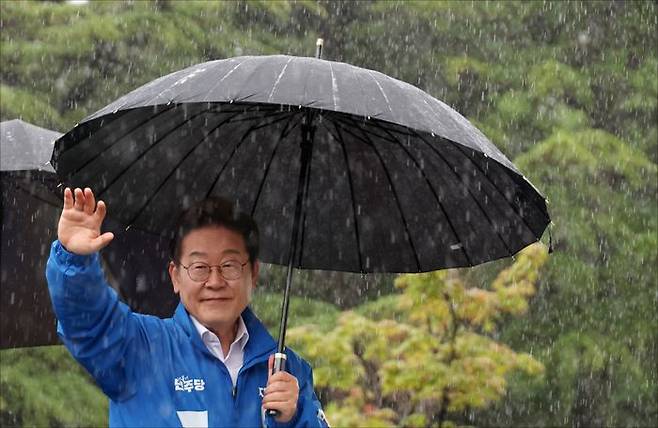 이재명 더불어민주당 대선 후보가 16일 전북 전주시 전북대학교 후문에서 열린 집중유세에서 연설을 마치고 시민들에게 손을 흔들어 인사하고 있다. ⓒ데일리안 홍금표 기자