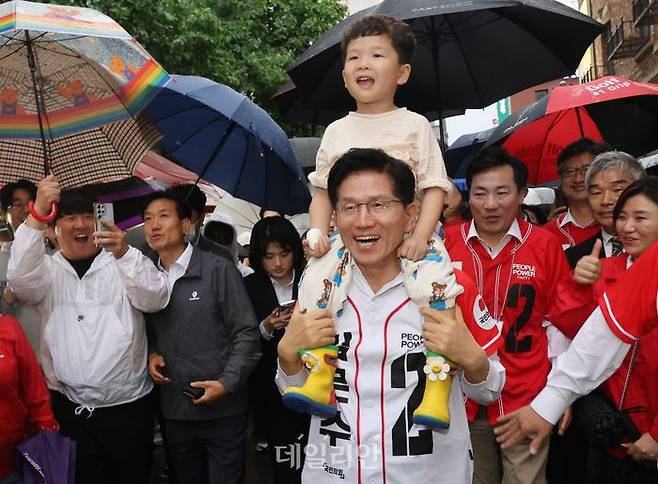 김문수 국민의힘 대선 후보가 16일 오후 대전 중구 으능정이 문화의거리를 찾아 한 아이를 목말을 태워주며 시민들과 인사를 나누고 있다. ⓒ데일리안 방규현 기자
