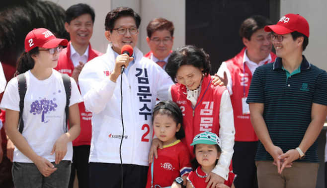 2018년 5월 31일 오전 서울역에서 당시 김문수 자유한국당 서울시장 후보가 제7회 전국동시지방선거 및 국회의원 재보궐선거를 약 2주 앞두고 부인 설난영 여사, 딸 동주 씨와 사위 그리고 손주들을 소개하고 있다. ⓒ뉴시스