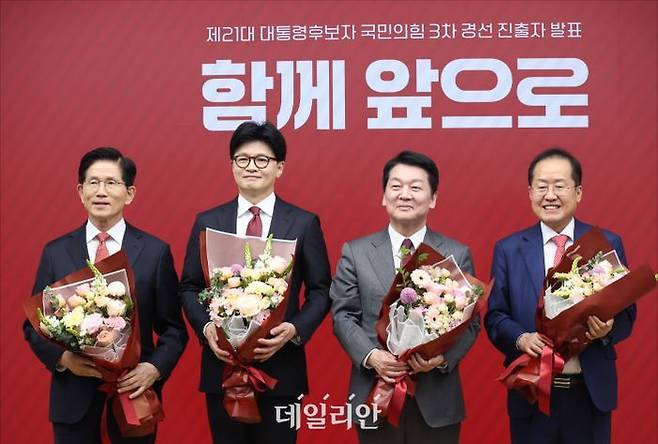 김문수·한동훈·안철수·홍준표 국민의힘 대선 경선 후보(사진 왼쪽부터)가 지난달 29일 서울 여의도 국민의힘 당사에서 열린 21대 대선 후보 3차 경선 진출자 발표 행사에서 결과발표 후 기념촬영을 하고 있다. ⓒ데일리안 홍금표 기자