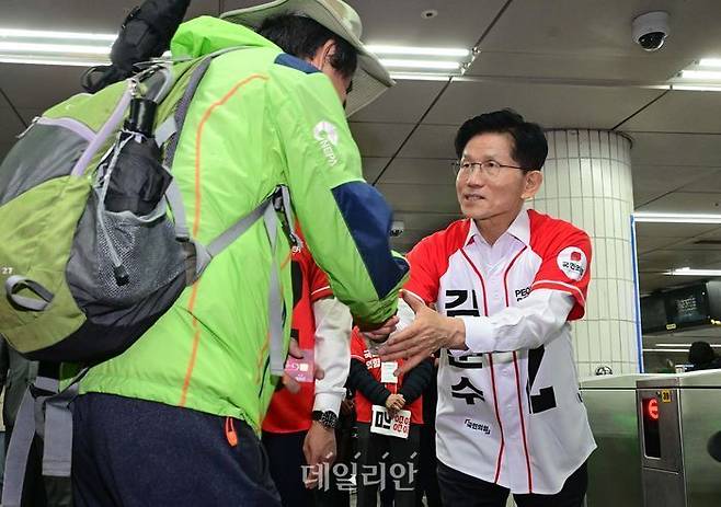 김문수 국민의힘 대선 후보가 지난 15일 오전 서울 구로구 신도림역에서 출근길 시민들과 인사를 나누고 있다. ⓒ데일리안 방규현 기자