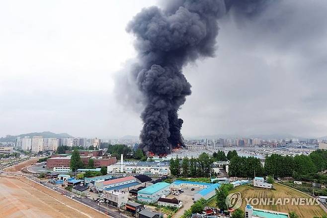 17일 오전 광주 광산구 송정동 금호타이어 광주공장에서 불이 나 검은 연기가 치솟고 있다. ⓒ연합뉴스