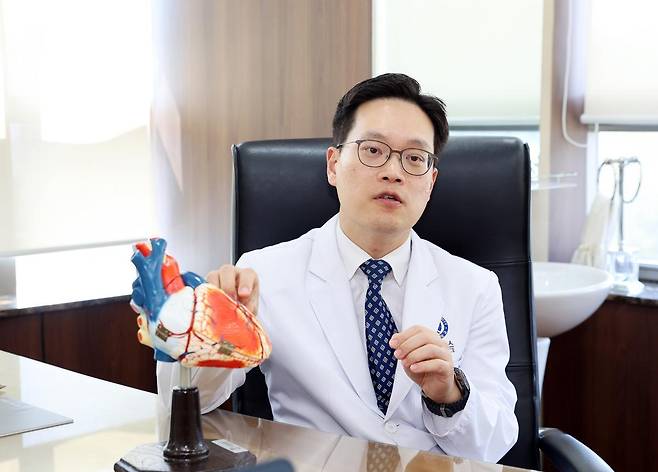 이찬주 세브란스병원 심장내과 교수는 “심부전이 모든 순환기 계통과 심장질환의 종착역”이라며 “특별히 주의를 기울여야 한다”고 강조했다. 이 교수는 “숨이 차고 다리가 붓거나 누웠을 때 기침이 많이 나오고 호흡이 힘들면 심부전을 의심하라”고 당부했다. 세브란스병원 제공