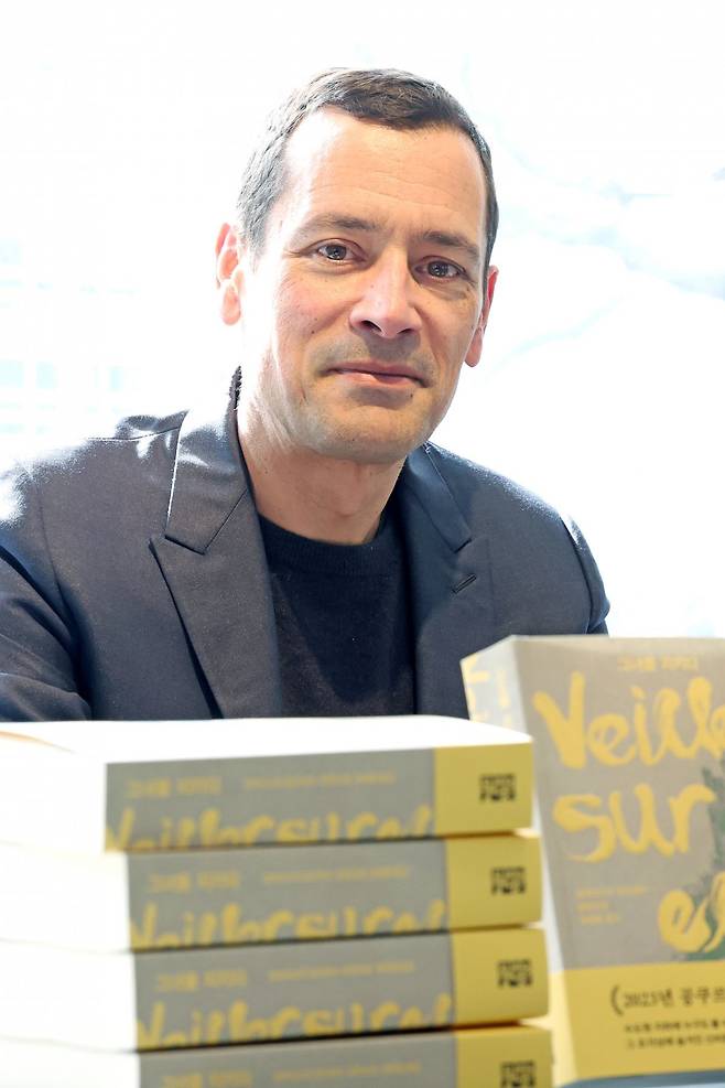 올 3월 방한한 장바티스트 앙드레아와 그의 대표작 ‘그녀를 지키다’. 뉴시스