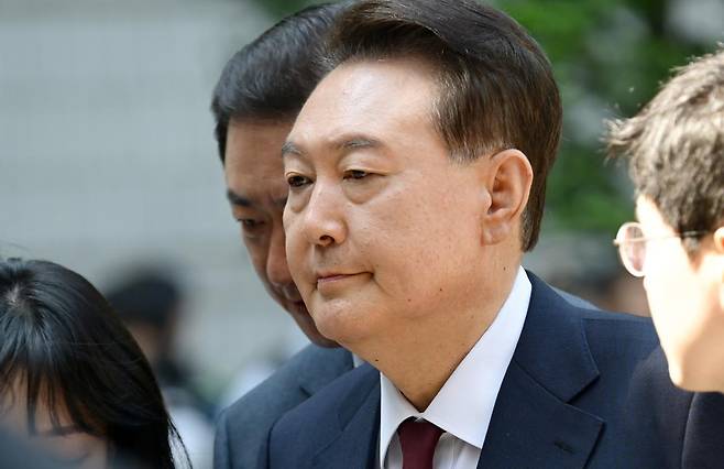 내란 우두머리 혐의로 재판에 넘겨진 윤석열 전 대통령이 12일 오전 서울 서초구 서울중앙지법에서 열린 세 번째 공판에 출석하고 있다. 2025.05.12.뉴시스