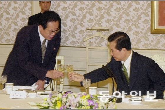 2000년 9월 청와대에서 김용순 노동당 비서가 김대중 대통령과 건배하고 있다. 그는 북한에서 혁명화가 무엇인지를 간부들에게 몸소 증명한 대표적 사례이기도 하다. 동아일보 DB.