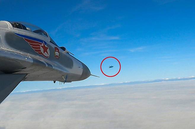 북한 노동당 기관지 노동신문은 17일 “경애하는 김정은동지께서 5월 15일 조선인민군 근위 제1공군사단 관하 비행연대를 방문하시고 공군비행대들의 반항공전투 및 공습훈련을 지도했다＂고 보도했다 . 노동신문=뉴스1