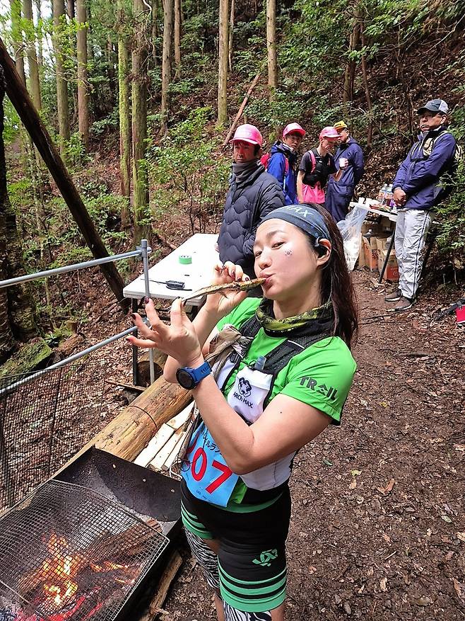 이호영 씨가 일본 와카야마우메노사또 트레일러닝 대회에 출전해 레이스 중간 간식을 먹고 있다. 이호영 씨 제공.