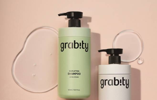 이해신 KAIST 화학과 교수가 개발한 탈모 방지 샴푸. 호두, 포도 등에서 얻을 수 있는 폴리페놀인 타닌산을 활용해 모발을 두껍게 코팅하는 것이 핵심기술이다. 폴리페놀 팩토리 제공