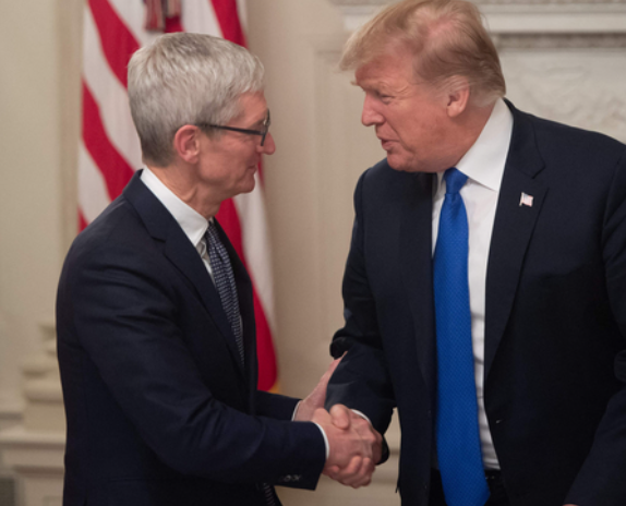 도널드 트럼프 미국 대통령(오른쪽)이 지난 2019년 3월 6일(현지시간) 백악관에서 열린 '미국 노동력 정책 자문위원회' 첫 회의에서 팀 쿡 애플 CEO과 악수하고 있다.  사진=AFP 연합뉴스