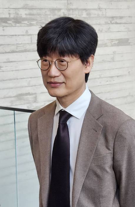 사내이사로 복귀한 이해진 네이버 창업자가 지난 3월 26일 경기 성남시 네이버 그린팩토리에서 취재진과 인터뷰를 하고 있다.  〈연합뉴스〉