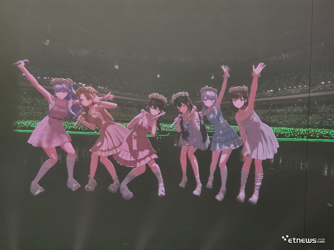 17일 서울 구로구 고척 스카이돔에서는 '이세계 페스티벌 2025'(이세페) 2회차 무대가 진행됐다. 이세계아이돌 멤버들이 기념촬영하고 있다.