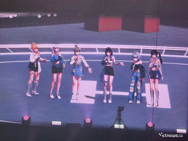 17일 서울 구로구 고척 스카이돔에서는 '이세계 페스티벌 2025'(이세페) 2회차 무대가 진행됐다. 이세계아이돌 멤버들이 무대를 펼치고 있다.