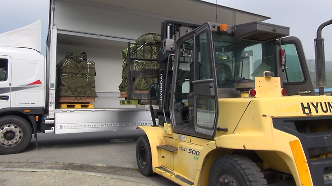지상군구성군사령부는 지난 9일부터 16일까지 2·5군단(군수지원여단, 특공연대) 및 2신속대응사단과 육군항공사령부, 공군작전사령부, 공중기동정찰사령부, 공군군수사령부, 미해병대 1해병보급단 등 한미 양국군 장병 220여 명이 참가한 '2025년 전반기 연합합동 공중재보급 훈련'을 실시했다. 이번 훈련은 전시 열악한 지상 병참선을 극복하고 우리 군의 작전지속지원능력을 유지 및 발전시키기 위해 계획됐다. 사진은 ​공중 투하할 재보급 물자를 운송장비를 활용하여 트럭에 적재하는 모습. 육군 제공
