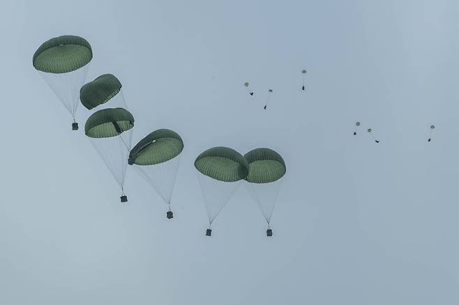지상군구성군사령부는 지난 9일부터 16일까지 2·5군단(군수지원여단, 특공연대) 및 2신속대응사단과 육군항공사령부, 공군작전사령부, 공중기동정찰사령부, 공군군수사령부, 미해병대 1해병보급단 등 한미 양국군 장병 220여 명이 참가한 '2025년 전반기 연합합동 공중재보급 훈련'을 실시했다. 이번 훈련은 전시 열악한 지상 병참선을 극복하고 우리 군의 작전지속지원능력을 유지 및 발전시키기 위해 계획됐다. 사진은 ​수송기가 재보급 물자를 목표지점에 공중 투하하고 있는 모습. 육군 제공