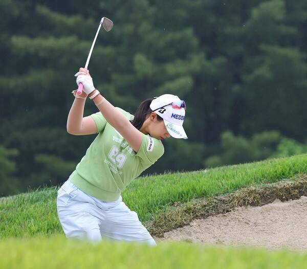2025년 한국여자프로골프(KLPGA) 투어 제17회 두산 매치플레이 대회에 출전한 박현경 프로가 셋째 날 조별리그 3라운드에서 경기하는 모습이다. 사진제공=KLPGA