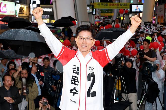 국민의힘 김문수 대선 후보가 16일 대전 중구 으능정이거리 일대에서 유세를 하고 있다. 공동취재사진