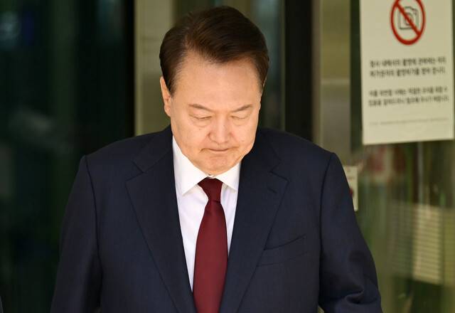 윤석열 전 대통령이 12일 서울 서초구 중앙지방법원에서 열린 내란 우두머리 혐의, 직권남용 권리행사방해 혐의 사건 3차 공판에서 오전 공판을 마친 후 법원을 나서고 있다. 연합뉴스