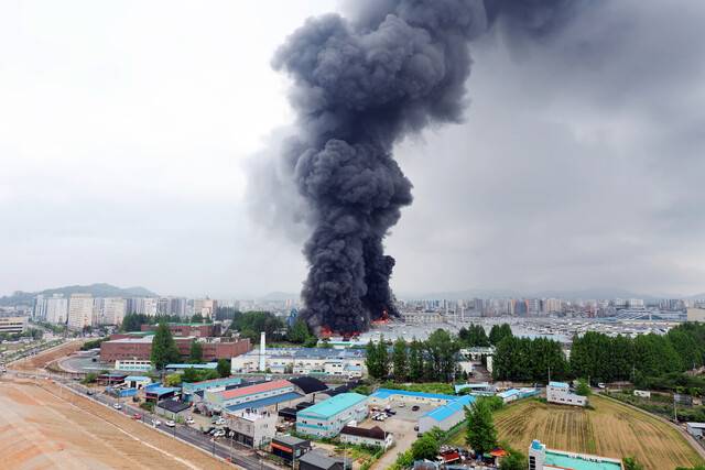 17일 오전 광주 광산구 송정동 금호타이어 광주공장에서 불이 나 검은 연기가 치솟고 있다. 소방 당국은 광주 전체 소방서 인력을 동원하는 대응 2단계를 발령해 진화 중이다. 연합뉴스