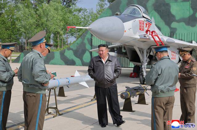 김정은 북한 국무위원장이 지난 15일 제1공군사단 관하 비행연대를 방문해 공군 반항공(방공)전투 및 공습 훈련을 지도했다고 조선중앙통신이 17일 보도했다. 평양=조선중앙통신 연합뉴스