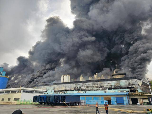 17일 오전 광주 광산구 소촌동 금호타이어 광장공장에서 화재가 발생해 검은 연기가 뒤덮고 있다. 광주=뉴스1