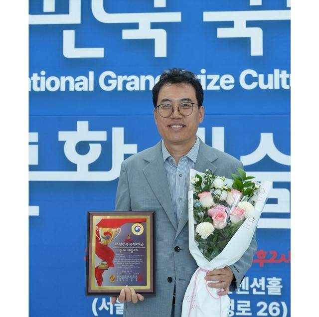 '퀵 빌드 미라클 하우스'를 연출한 안성곤 PD가 '2025 대한민국 국민대상 문화예술제'에서 문화예술 부문 프로듀서 대상을 수상했다. 안성곤 PD 제공