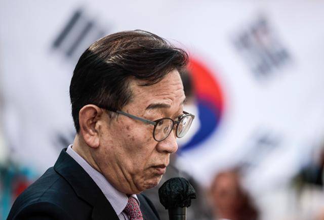 윤석열 대통령 탄핵심판 선고일이 결정된 지난달 1일 서울 종로구 헌법재판소 앞에서 열린 윤 대통령 탄핵 반대 기자회견에서 석동현 변호사가 발언하고 있다. 뉴시스