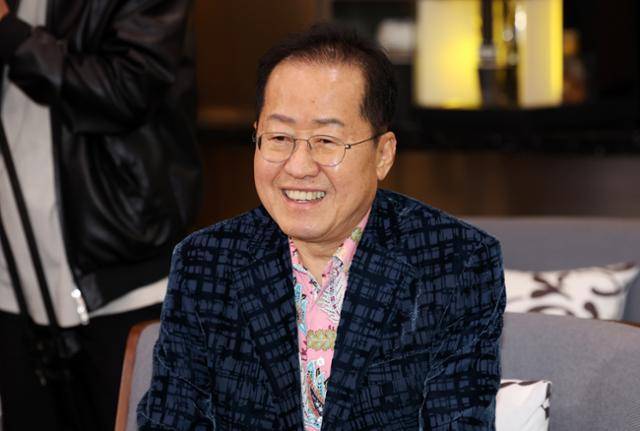 홍준표 전 대구시장이 10일 오후 인천국제공항 제1여객터미널에서 미국 출국을 앞두고 배웅온 이준석 개혁신당 대선후보와 대화를 하고 있다. 뉴시스