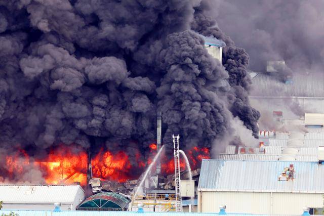 17일 광주 광산구 송정동 금호타이어 광주공장에서 불이 나 검은 연기가 치솟고 있다. 소방 당국은 국가소방동원령을 발령해 진화에 총력을 기울이고 있다. 연합뉴스
