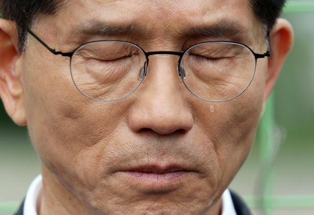 김문수 국민의힘 대선 후보가 17일 오전 광주 북구 광주교도소 터를 찾아 눈물을 흘리며 생각에 잠겨 있다. 김 후보 캠프 제공