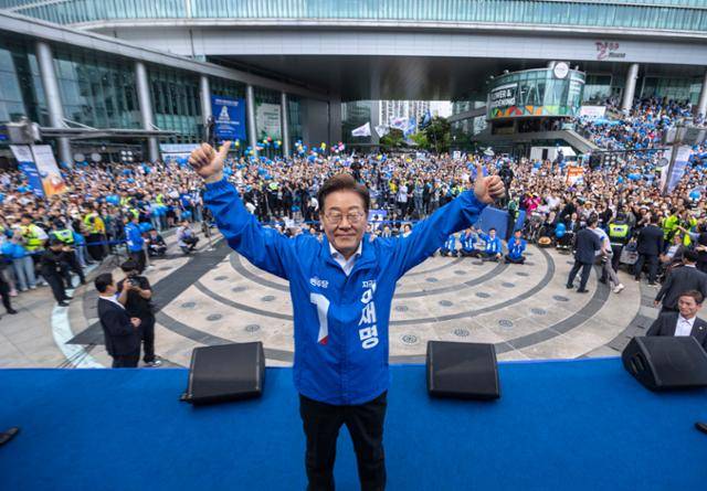 이재명 더불어민주당 대통령 후보가 17일 광주광역시 서구 김대중컨벤션센터 광장에서 열린 집중 유세에서 엄지를 들어 보이고 있다. 광주=뉴스1