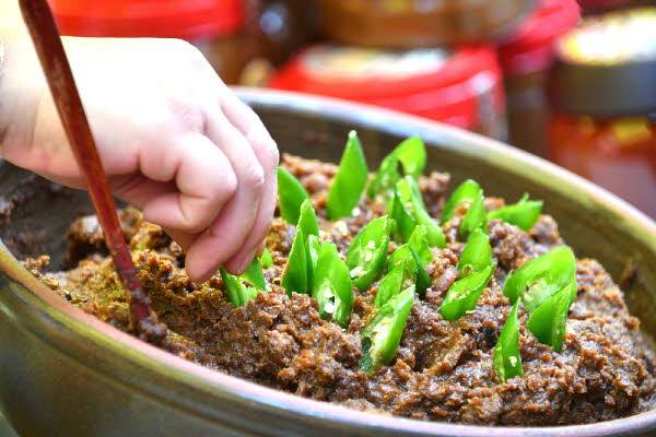 고추와 율무에 풍부한 알칼로이드 성분은 체지방을 분해하고 인지기능 저하를 예방하는 효과가 탁월하다./사진=클립아트코리아