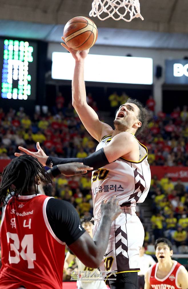 마레이가 17일 오후 서울 잠실학생체육관에서 열린 2024-2025 KCC 프로농구 서울SK와 창원LG의 챔피언결정전 7차전에서 3쿼터 슛을 하고 있다. 잠실=김민규 기자 mgkim1@edaily.co.kr /2025.05.17/