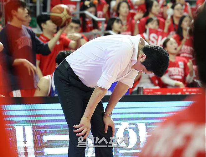 전희철 감독이 17일 오후 서울 잠실학생체육관에서 열린 2024-2025 KCC 프로농구 서울SK와 창원LG의 챔피언결정전 7차전에서 3쿼터 1점차 접전을 벌이자 숨을 고르고 있다. 잠실=김민규 기자 mgkim1@edaily.co.kr /2025.05.17/