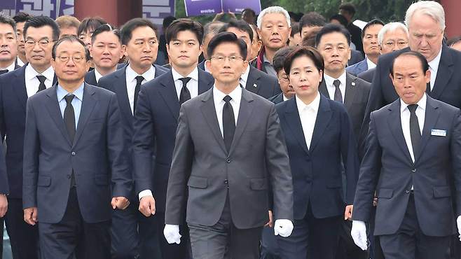 국립 5·18 민주묘지 찾은 국민의힘 김문수 후보