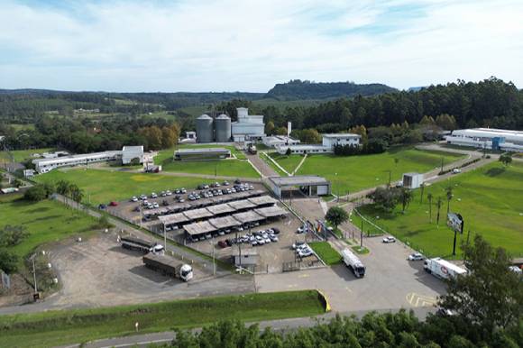 16일(현지시간) 드론을 이용해 촬영된 브라질 히우그란지두술주(州) 양계 시설. [몬치네그루 로이터=연합뉴스] [사진=몬치네그루 로이터=연합뉴스]